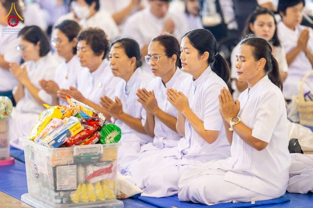 ภาพ No.256796:วันที่ 5 ตุลาคม พ.ศ. 2568 พิธีตักบาตร ข้าวสารอาหารแห้ง ณ บ้านแก้วเรือนทองคุณยายฯ สภาธรรมกายสากล วัดพระธรรมกาย