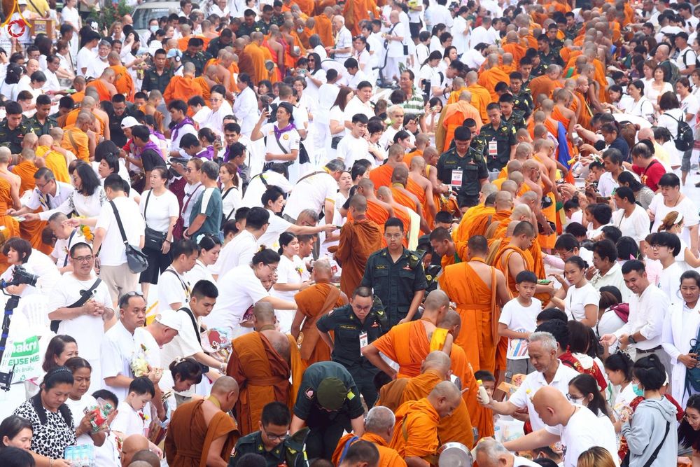 ภาพ No.236955:วันอาทิตย์ที่ 10 สิงหาคม พ.ศ. 2568 มหาสังฆทานครั้งยิ่งใหญ่ ตักบาตรพระ 10,000 รูป ถ.นิพัทธ์อุทิศ 3 ใจกลางนครหาดใหญ่ จ.สงขลา