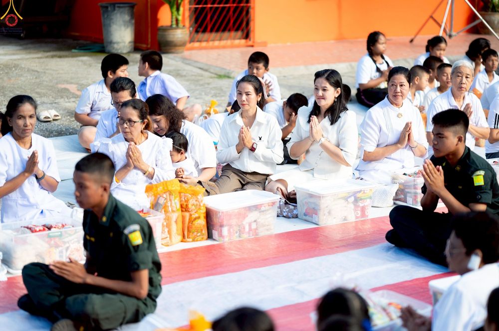 ภาพ No.234407:วันพฤหัสบดีที่ 24 กรกฎาคม พ.ศ. 2568 พิธีถวายสังฆทานแก่คณะสงฆ์ 323 วัด , พิธีมอบกองทุนหนุนแรงใจช่วยครูใต้ , พิธีทำบุญส่วนกุศลแด่ผู้วายชนม์ ในเหตุการณ์ความไม่สงบ 4 จังหวัด ชายแดนภาคใต้ (ปัตตานี , ยะลา , นราธิวาส , สงขลา) ปีที่ 21 ครั้งที่ 179 ณ วัดเวฬุวัน 