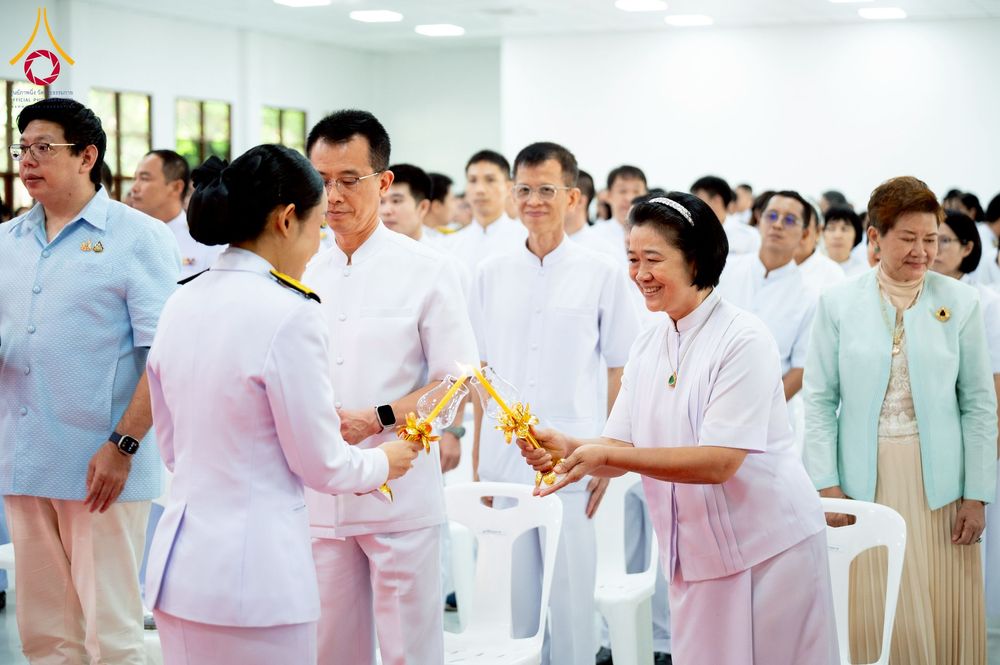 ภาพ No.237756:พิธีถวายเครื่องราชสักการะและวางพานพุ่ม และพิธีจุดเทียนถวายพระพรชัยมงคล เนื่องในโอกาสวันเฉลิมพระชนมพรรษา สมเด็จพระนางเจ้าสิริกิติ์ พระบรมราชินีนาถ พระบรมราชชนนีพันปีหลวง วันอังคารที่ 12 สิงหาคม พ.ศ. 2568  ณ อาคารปลูกศรัทธา 2 วัดพระธรรมกาย