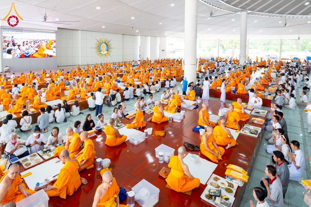 ภาพ No.265937:วันพุธที่ 5 พฤศจิกายน พ.ศ. 2568 (วันพระ ขึ้น 15 ค่ำ เดือน 12) พิธีบุพเปตพลี ครั้งที่ 172 ร่วมอุทิศบุญแด่หมู่ญาติที่ล่วงลับไปแล้ว และสืบทอดอายุพระพุทธศาสนา ณ หอฉันคุณยายอาจารย์ฯ วัดพระธรรมกาย