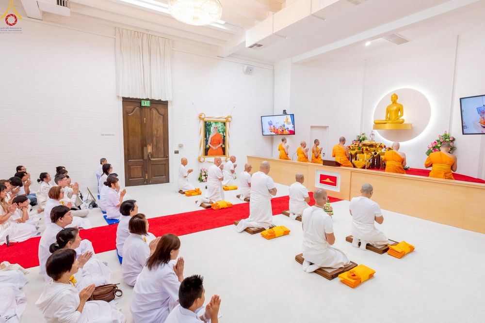 ภาพ No.252263:วันที่ 4-5 ตุลาคม พ.ศ. 2568  วัดพระธรรมกายแคลิฟอร์เนีย ประเทศสหรัฐอเมริกา ได้จัดพิธีตัดปอยผม โดยคณะสงฆ์ ญาติ ๆ และสาธุชน ให้กับนาคธรรมทายาท 8 ท่าน และได้จัดพิธีบรรพชา-อุปสมบท ฉลองพิธีทอดกฐินบรมจักรพรรดิ สร้างอุโบสถ 82 ปี บูชาธรรมหลวงพ่อธัมมชโย