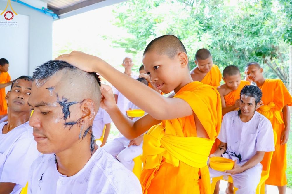 ภาพ No.186483:พิธีตัดปอย ปลงผม เวียนประทักษิณ  มอบบาตรผ้าไตร ขอขมาผู้ปกครอง และพิธีบรรพชาอุปสมบท  โครงการอุปสมบทหมู่บูชาธรรมมหาปูชนียาจารย์  ประจำปี 2567 ณ ศูนย์ปฏิบัติธรรมภาคใต้และวัดคงคาเลียบ อ.บางกล่ำ จ.สงขลา วันอาทิตย์ที่ 8 ธันวาคม พ.ศ. 2567