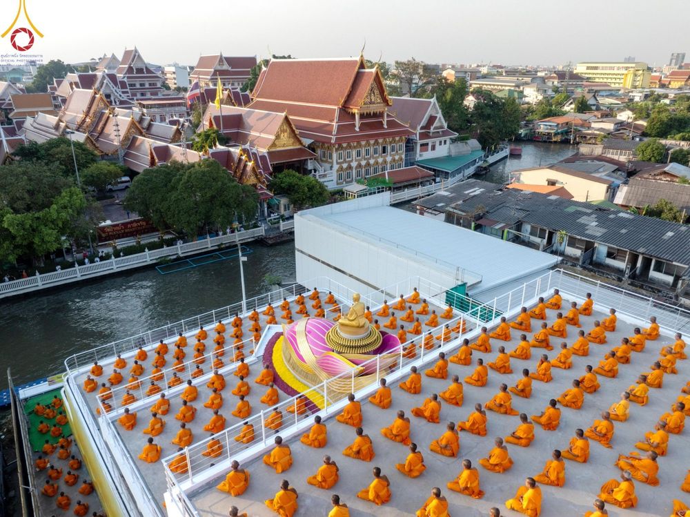 ภาพ No.201327:พระธรรมยาตราปฏิบัติธรรม และถ่ายภาพหมู่ประวัติศาสตร์ ณ อาคารธรรมยาตรา กตัญญูบูชามหาปูชนียาจารย์  ตรงข้ามวัดปากน้ำภาษีเจริญ จ.กรุงเทพมหานคร ในโครงการธรรมยาตรา กตัญญูบูชา มหาปูชนียาจารย์ พระมงคลเทพมุนี(สด จนฺทสโร) พระผู้ปราบมาร อนุสรณ์สถาน 7 แห่ง ปีที่ 13