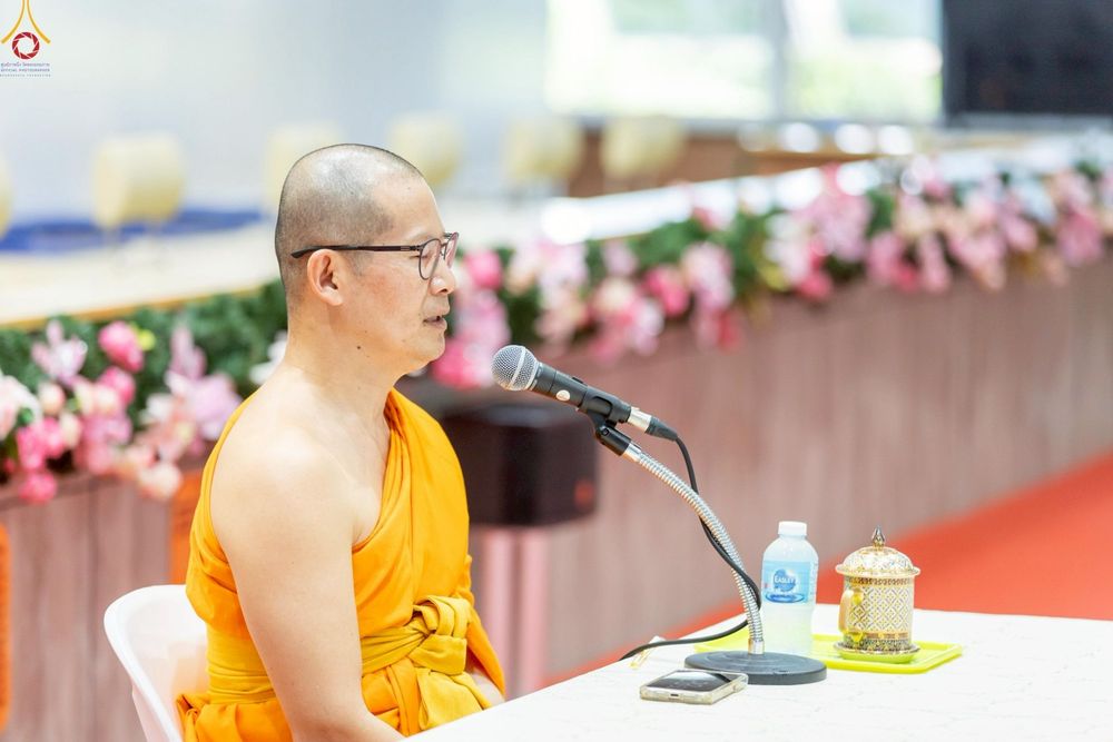 ภาพ No.249099:วันที่ 26-28 กันยายน พ.ศ. 2568 โครงการอบรม อุบาสกแก้ว อุบาสิกาแก้ว รุ่นที่ 3  ณ ศูนย์ปฏิบัติธรรมสมุทรปราการ ได้รับความเมตตาจากคณะสงฆ์ในพื้นที่  รวมถึงผู้บริหารสถานศึกษา ที่นำนักเรียนระดับมัธยมปลาย  มารับฟังข้อมูลเพื่อที่จะเป็นกำลังสำคัญ ในการเข้าร่วมขบวน