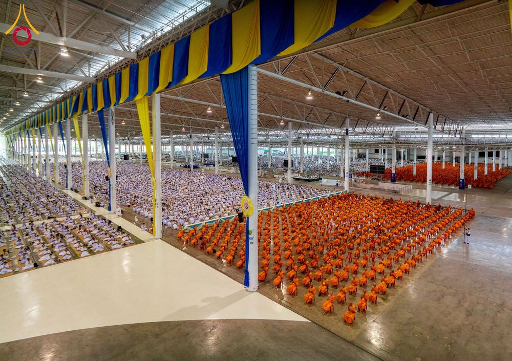 ภาพ No.264328:วันอาทิตย์ที่ 2 พฤศจิกายน พ.ศ. 2568 พิธีบูชาข้าวพระ ณ สภาธรรมกายสากล วัดพระธรรมกาย