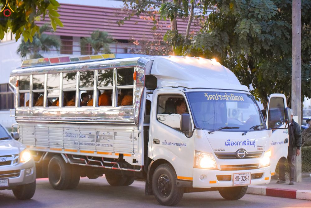 ภาพ No.280185:วันอังคารที่ ๓๐ ธันวาคม พ.ศ. ๒๕๖๘ พิธีตักบาตรพระ ๑,๐๖๙ รูป จังหวัดกาฬสินธุ์   ณ บริเวณสนามหน้าศาลากลาง จังหวัดกาฬสินธุ์ (หลังเก่า)