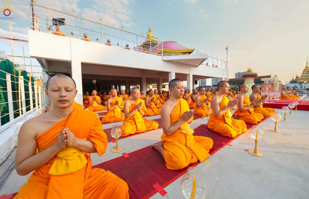 ภาพ No.302802:วันที่ 24 มกราคม พ.ศ. 2569 พิธีจุดประทีปธรรมถวายเป็นพุทธบูชา  และบูชาธรรมมหาปูชนียาจารย์  ณ อาคารธรรมยาตรา กตัญญูบูชามหาปูชนียาจารย์  ตรงข้ามวัดปากน้ำภาษีเจริญ จ.กรุงเทพมหานคร ในโครงการธรรมยาตรา กตัญญูบูชา มหาปูชนียาจารย์ พระมงคลเทพมุนี(สด จนฺทสโร) พระผู