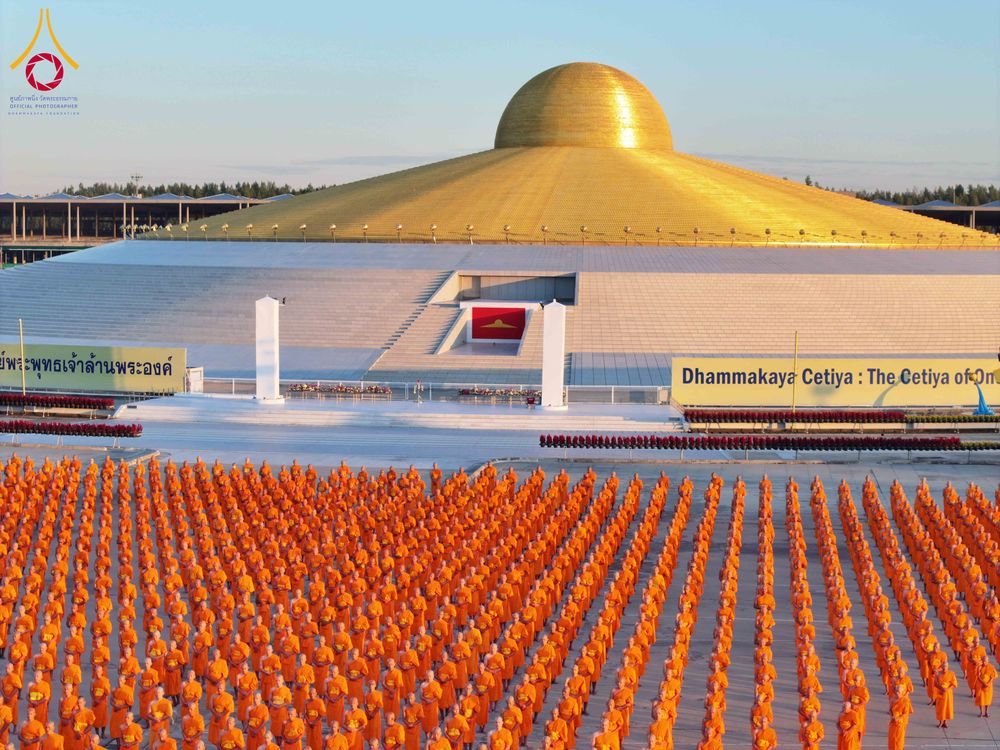 ภาพ No.285229:วันจันทร์ที่ 15 ธันวาคม พ.ศ.2568  บันทึกภาพหมู่ประวัติศาสตร์ โครงการบรรพชาอุปสมบทหมู่  รุ่นบูชาธรรมมหาปูชนียาจารย์ ประจำปี 2568 ณ ลานธรรมมหาธรรมกายเจดีย์ วัดพระธรรมกาย