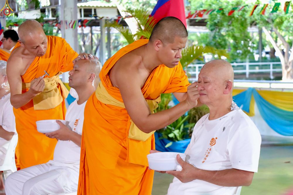 ภาพ No.338338:วันอาทิตย์ที่ 5 กรกฎาคม พศ.2569 พิธีตัดปอยผมธรรมทายาทนานาชาติ IDOP รุ่นที่ 21 จากประเทศจีน มาเลเซีย สิงคโปร์ และไต้หวัน ณ โถงช้าง วัดพระธรรมกาย