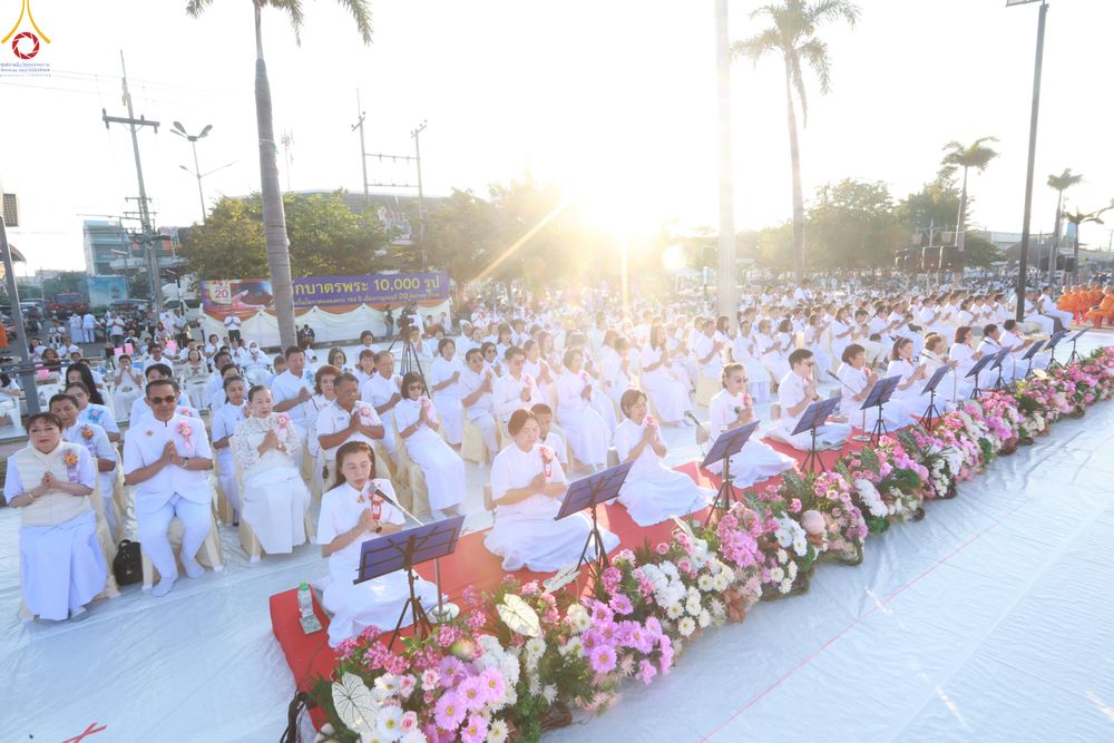 ภาพ No.284217:วันเสาร์ที่ 20 ธันวาคม พ.ศ.2568  พิธีตักบาตรพระ 10,000 รูป เนื่องในโอกาส 194 ปี จังหวัดกาญจนบุรี และอุทิศส่วนกุศลให้แด่บรรพชนทั้งหลาย บริเวณถนนสองแคว (Skywalk) เมืองกาญจนบุรี