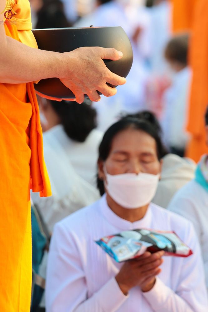 ภาพ No.72064:พิธีตักบาตรพระธรรมยาตราฯ ในโครงการธรรมยาตรากตัญญูบูชา มหาปูชนียาจารย์ พระมงคลเทพมุนี(สด จนฺทสโร) พระผู้ปราบมาร ปีที่ 11 ณ อนุสรณ์สถานลำดับที่ 3 สถานที่เกิดใหม่ในเพศสมณะ วัดสองพี่น้อง อ.สองพี่น้อง จ.สุพรรณบุรี วันที่ 18 มกราคม พ.ศ. 2566