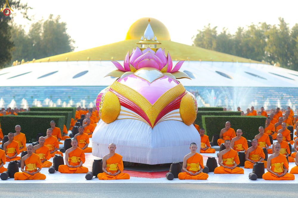 ภาพ No.281690:วันที่ 24 ธันวาคม พ.ศ.2568 พระธรรมยาตรา ปฏิบัติธรรม และถ่ายภาพหมู่ประวัติศาสตร์ ณ ลานหน้ามหาวิหารพระมงคลเทพมุนีฯ วัดพระธรรมกาย