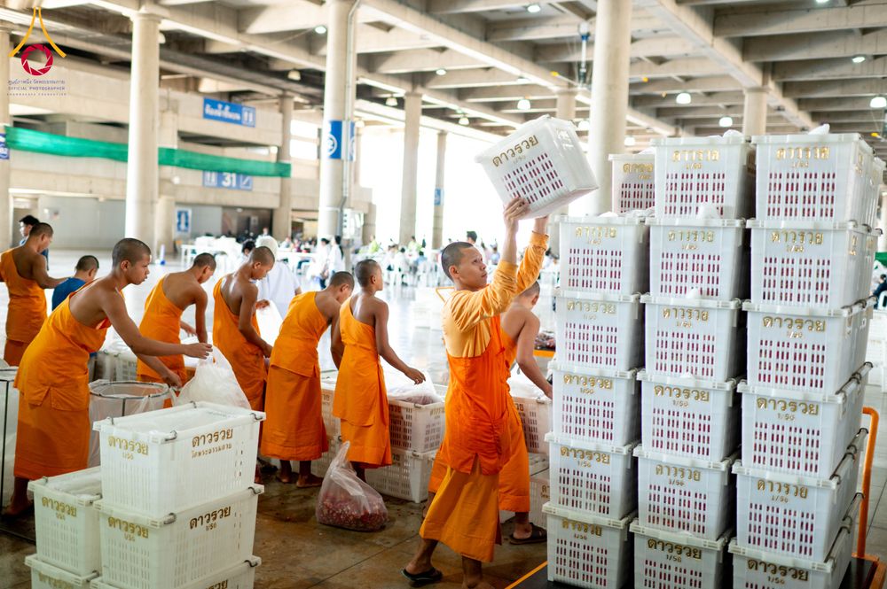 ภาพ No.279496:วันที่ 19-26 ธันวาคม พ.ศ. 2568 และ วันที่ 1 มกราคม พ.ศ.2569 รับบุญปลิดกลีบดอกไม้ เพื่อโปรยต้อนรับพระธรรมยาตรา