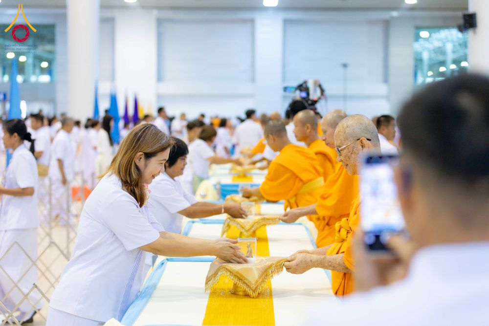 ภาพ No.338048:วันอาทิตย์ต้นเดือน 5 กรกฎาคม พ.ศ.2569 สัมมนาพิเศษ พิธีมอบพระของขวัญ ณ ห้องแก้วสารพัด1 วัดพระธรรมกาย