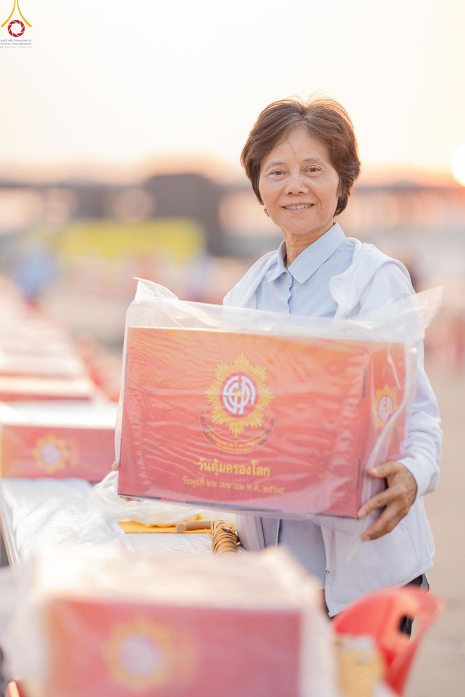 ภาพ No.322629:วันที่ 17 เมษายน พ.ศ.2569 การเรียงกล่องไทยธรรม เรียงน้ำดื่ม เรียงร่ม ณ ลานธรรมพระมหาธรรมกายเจดีย์ เพื่องานถวายมหาสังฆทาน 40,000 กว่าวัดทั่วประเทศ วันคุ้มครองโลก 22 เมษายน พ.ศ.2569 วัดพระธรรมกาย