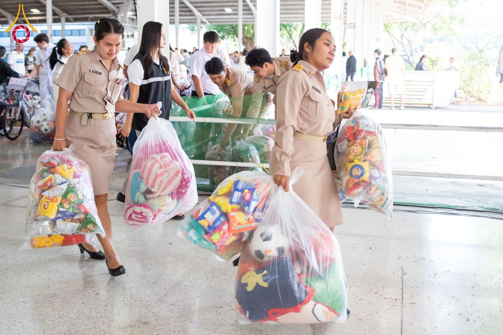 ภาพ No.291006:วันจันทร์ที่ 5 มกราคม พ.ศ. 2569  วัดพระธรรมกาย มูลนิธิธรรมกาย  จัดพิธีมอบของขวัญสนับสนุนการจัดกิจกรรมงานวันเด็กแห่งชาติ ประจำปี พ.ศ. 2569 ให้แก่องค์กรภาคีเครือข่ายกว่า 200 องค์กร ณ วัดพระธรรมกาย อ.คลองหลวง จ.ปทุมธานี