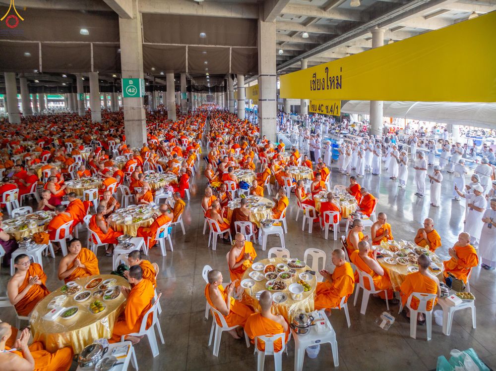 ภาพ No.323772:วันที่ 22 เมษายน พ.ศ.2569(วันคุ้มครองโลก) งานถวายมหาสังฆทาน 40,000 กว่าวัดทั่วประเทศ คณะสงฆ์ฉันภัตตาหารเพล