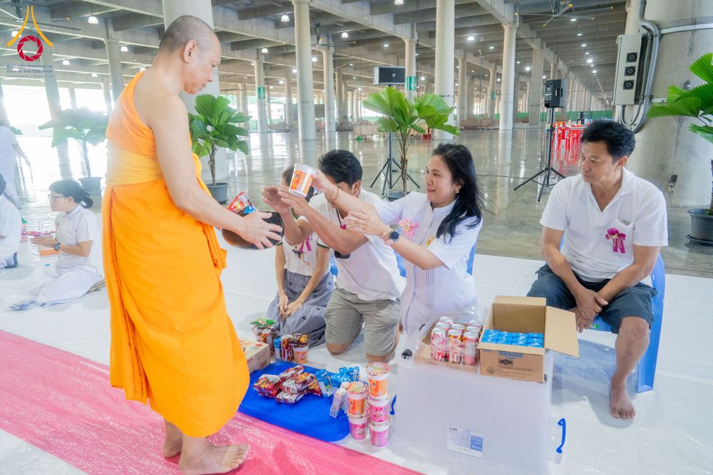 ภาพ No.336602:วันอาทิตย์ที่ 21 มิถุนายน 2569  พิธีตักบาตรพระใหม่ โครงการอุปสมบทหมู่ รุ่นผู้บริหาร  ณ วิหารคด วัดพระธรรมกาย