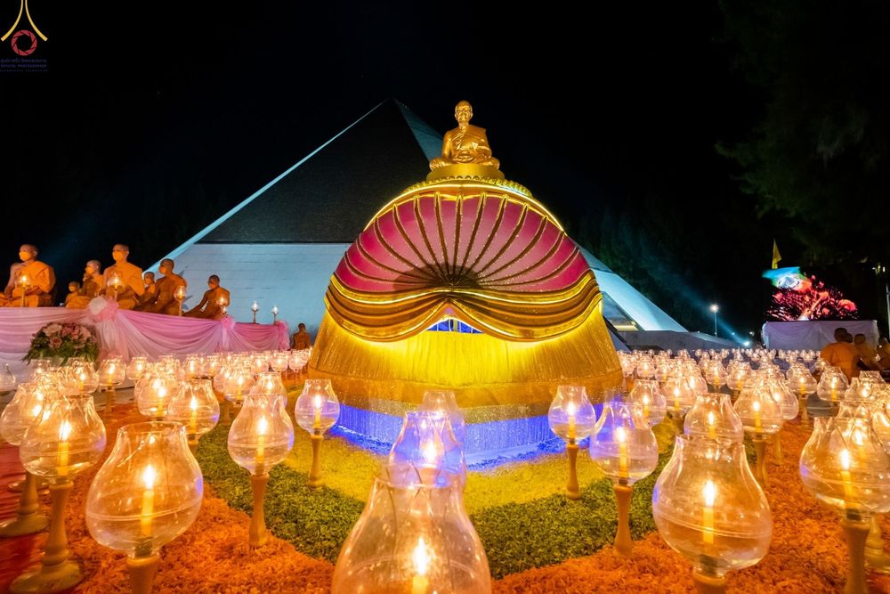 ภาพ No.69513:พิธีจุดประทีปถวายเป็นพุทธบูชา และบูชาธรรมมหาปูชนียาจารย์ ในโครงการธรรมยาตรากตัญญูบูชา มหาปูชนียาจารย์ พระมงคลเทพมุนี(สด จนฺทสโร) พระผู้ปราบมาร ปีที่ 11 ณ อนุสรณ์สถานมหาวิหารพระมงคลเทพมุนี อ.สองพี่น้อง จ.สุพรรณบุรี