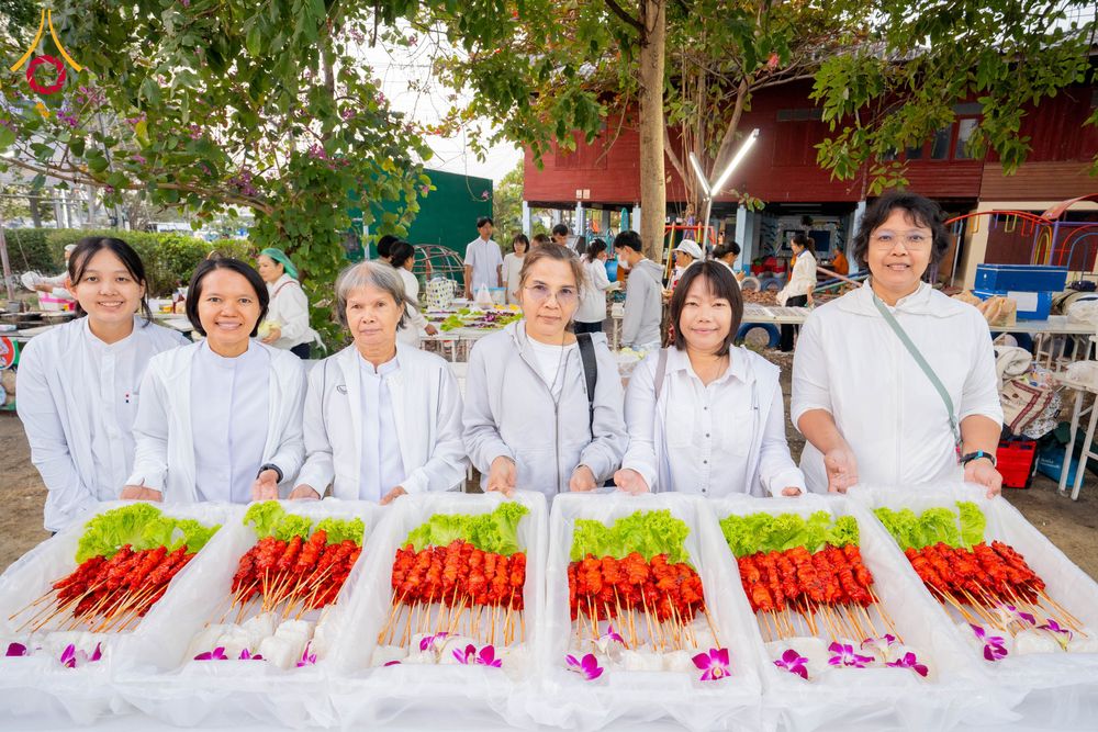 ภาพ No.293767:วันที่ 14 มกราคม พ.ศ. 2569  พิธีถวายภัตตาหารเป็นสังฆทาน แด่พระธรรมยาตรา  ณ วัดสองพี่น้อง ต.ต้นตาล อ.สองพี่น้อง จ.สุพรรณบุรี  ในโครงการธรรมยาตรา กตัญญูบูชา มหาปูชนียาจารย์  พระมงคลเทพมุนี(สด จนฺทสโร) พระผู้ปราบมาร  อนุสรณ์สถาน 7 แห่ง ปีที่ 14