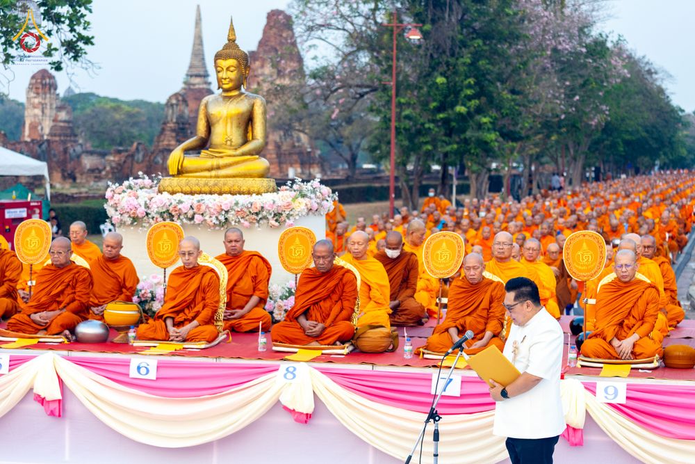 ภาพ No.318008:วันเสาร์ที่ 4 เมษายน พ.ศ. 2569 งานทำบุญเมืองใจกลางอยุธยา  ตักบาตรพระ 1,109 รูป ณ ถนนชีกุน หน้าวัดมหาธาตุ และวัดราชบูรณะ