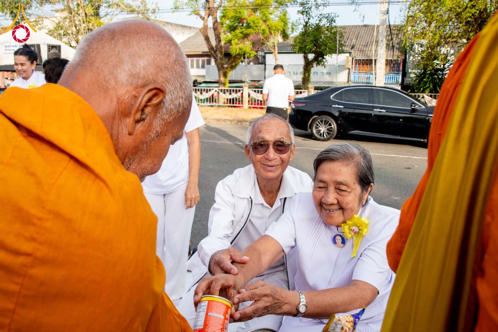 ภาพ No.310351:วันอาทิตย์ที่ 15 กุมภาพันธ์ พ.ศ. 2569 ตักบาตรพระ 1,000 รูป เมืองตรัง ปีที่ 2 ณ ลานพระบรมราชานุสาวรีย์ รัชกาลที่ 5 (หน้าศาลจังหวัดตรัง)อ.เมือง จ.ตรัง