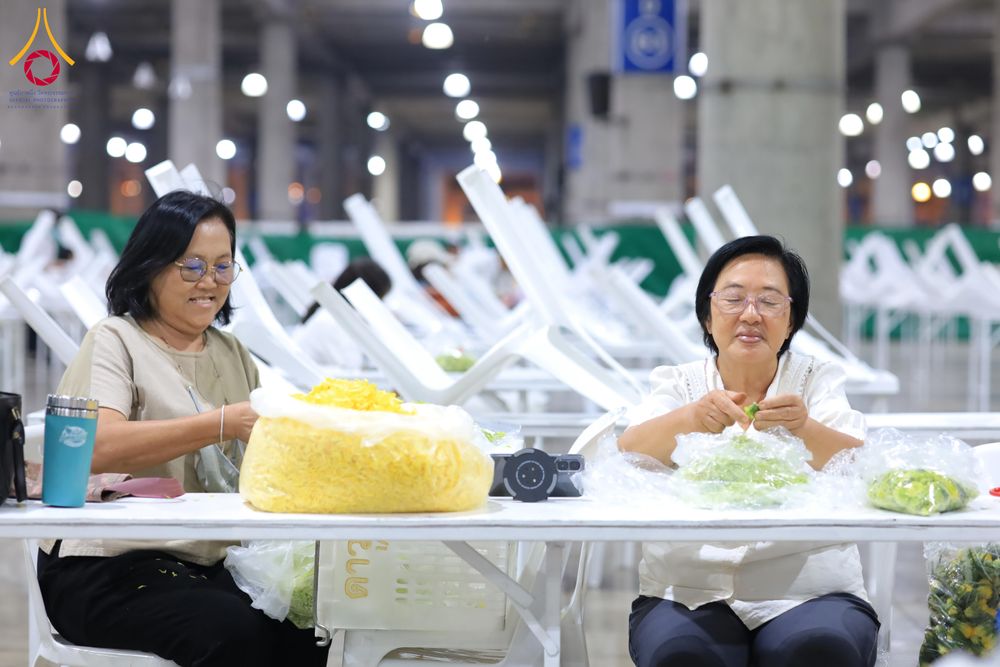 ภาพ No.303303:วันที่ 15-21 มกราคม พ.ศ.2569 ปลิดกลีบดอกเบญจทรัพย์ เพื่อโปรยต้อนรับพระธรรมยาตรา ในโครงการธรรมยาตรา กตัญญูบูชา มหาปูชนียาจารย์ พระมงคลเทพมุนี(สด จนฺทสโร) พระผู้ปราบมาร อนุสรณ์สถาน 7 แห่ง ปีที่ 14 ณ วิหารคด วัดพระธรรมกาย