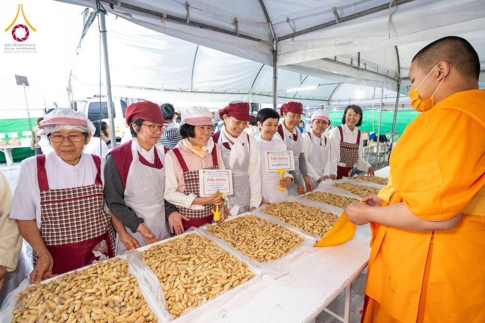 ภาพ No.290836:วันที่ 9 มกราคม พ.ศ. 2569 พิธีถวายภัตตาหารเป็นสังฆทาน แด่พระธรรมยาตรา ณ อนุสรณ์สถานคลองบางนางแท่น อ.สามพราน จ.นครปฐม ในโครงการธรรมยาตรา กตัญญูบูชา มหาปูชนียาจารย์ พระมงคลเทพมุนี(สด จนฺทสโร) พระผู้ปราบมาร อนุสรณ์สถาน 7 แห่ง ปีที่ 14