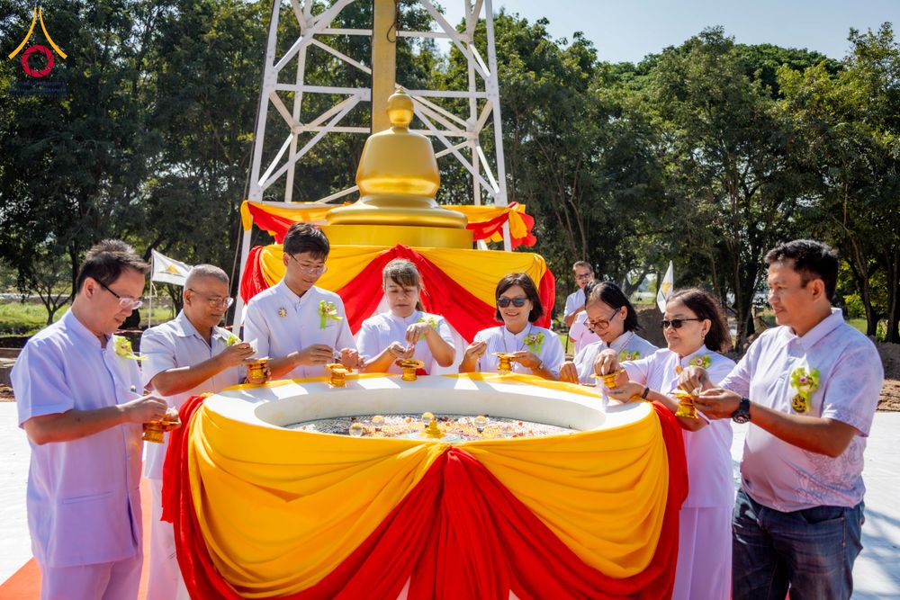 ภาพ No.285801:วันพุธที่ 10 ธันวาคม พ.ศ.2568  พิธีตอกเสาเข็มมงคลต้นสุดท้าย รองรับองค์พระเจดีย์เพื่อสร้างสันติภาพโลก ณ ศูนย์ปฏิบัติธรรมและศูนย์อบรมเยาวชน ชัยนาท