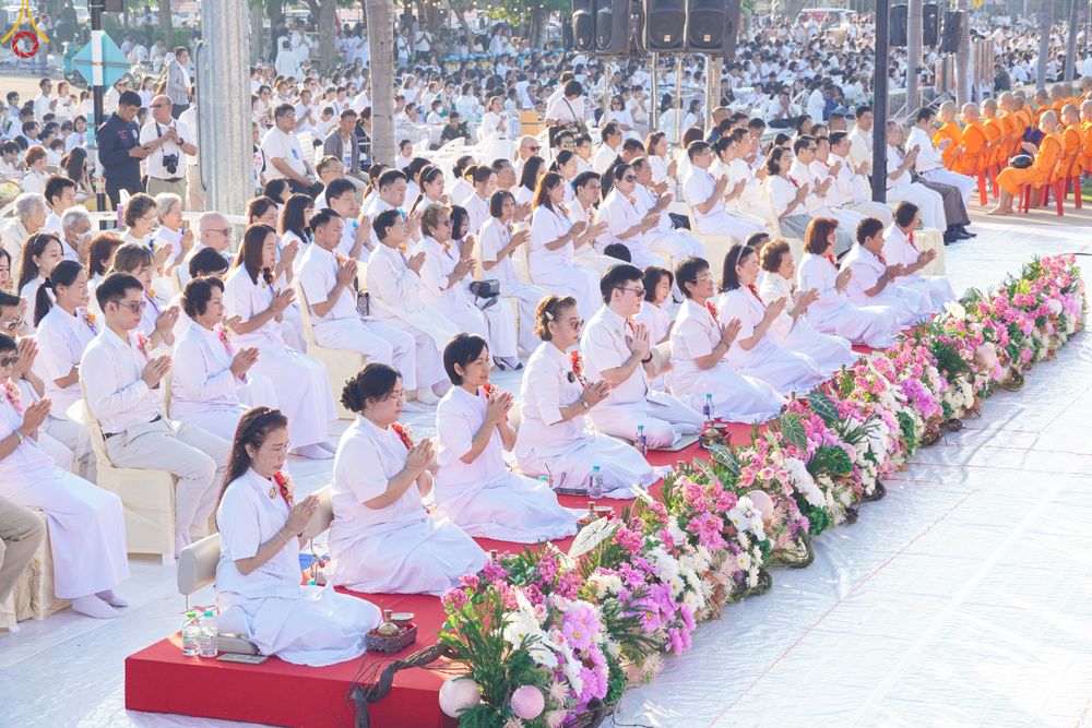 ภาพ No.282660:วันเสาร์ที่ 20 ธันวาคม พ.ศ.2568 พิธีตักบาตรพระ 10,000 รูป (ชุด 2) เนื่องในโอกาส 194 ปี จังหวัดกาญจนบุรี และอุทิศส่วนกุศลให้แด่บรรพชนทั้งหลาย บริเวณถนนสองแคว (Skywalk) เมืองกาญจนบุรี