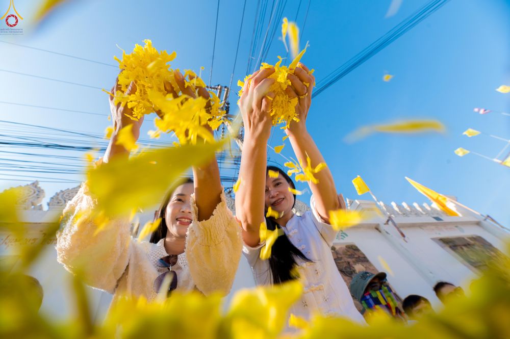 ภาพ No.292760:วันที่ 11 มกราคม พ.ศ. 2569 พิธีต้อนรับพระธรรมยาตรา ณ อนุสรณ์สถานลำดับที่ 3 สถานที่เกิดในเพศสมณะ วัดสองพี่น้อง อำเภอสองพี่น้อง จังหวัดสุพรรณบุรี ในโครงการธรรมยาตรา กตัญญูบูชา มหาปูชนียาจารย์ พระมงคลเทพมุนี(สด จนฺทสโร) พระผู้ปราบมาร อนุสรณ์สถาน 7 แห่ง ปีที