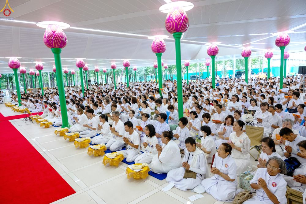 ภาพ No.330905:วันวิสาขบูชา อาทิตย์ที่ 31 พฤษภาคม พ.ศ.2569 พิธีบรรพชาสามเณรอุบาสก 11 ท่าน , พิธีถวายบาตรผ้าไตร และจตุปัจจัยไทยธรรม แด่สามเณร , พิธีอุปสมบทอุทิศชีวิต , พิธีกล่าวคำกัปปิยภัณฑ์  ณ อุโบสถพระไตรปิฎก วัดพระธรรมกาย จังหวัดปทุมธานี