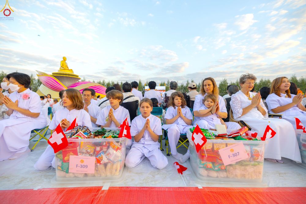 ภาพ No.302471:วันที่ 24 มกราคม พ.ศ. 2569 พิธีตักบาตรพระธรรมยาตรา ณ อนุสรณ์สถานลำดับที่ 5 สถานที่เผยแผ่วิชชาธรรมกายครั้งแรก อนุสรณ์สถานบางปลา วัดบางปลา อำเภอบางเลน จังหวัดนครปฐม ในโครงการธรรมยาตรา กตัญญูบูชา มหาปูชนียาจารย์ พระมงคลเทพมุนี(สด จนฺทสโร) พระผู้ปราบมาร อนุส