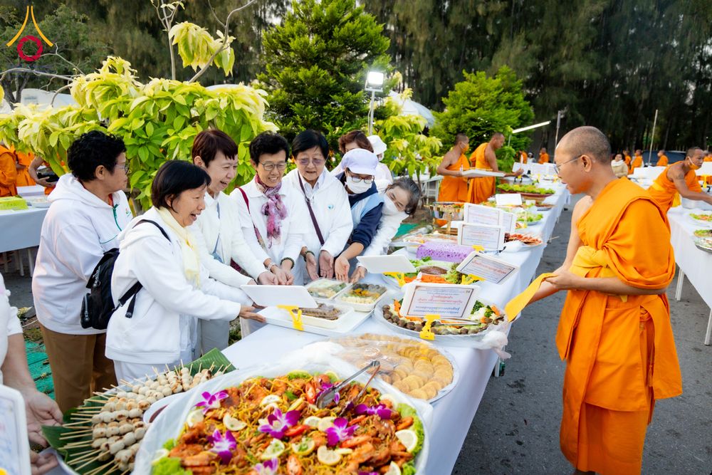 ภาพ No.293520:วันที่ 13 มกราคม พ.ศ. 2569 พิธีถวายภัตตาหารเป็นสังฆทาน แด่พระธรรมยาตรา ณ อนุสรณ์สถานมหาวิหารพระมงคลเทพมุนี (โลตัสแลนด์) อ.สองพี่น้อง จ.สุพรรณบุรี ในโครงการธรรมยาตรา กตัญญูบูชา มหาปูชนียาจารย์ พระมงคลเทพมุนี(สด จนฺทสโร) พระผู้ปราบมาร อนุสรณ์สถาน 7 แห่ง ปี