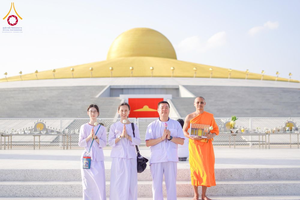 ภาพ No.340406:วันที่  12 - 22 กรกฎาคม พ.ศ.2569 ชาวต่างชาติจากประเทศกัวเตมาลา รัสเซีย เซอร์เบีย เยอรมัน อเมริกา สเปน สิงคโปร์ และศรีลังกา  เยี่ยมชมวัด เรียนรู้วิธีการนั่งสมาธิ และกราบสักการะพระมหาธรรมกายเจดีย์ ณ วัดพระธรรมกาย