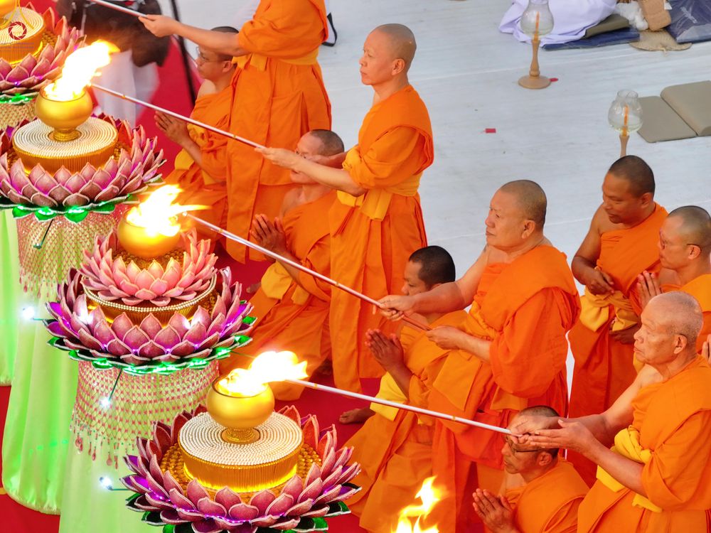 ภาพ No.294020:วันที่ 13 มกราคม พ.ศ. 2569 พิธีจุดประทีปถวายเป็นพุทธบูชา และบูชาธรรมมหาปูชนียาจารย์  (ภาพชุดที่ 2) ณ วัดสองพี่น้อง ต.ต้นตาล อ.สองพี่น้อง จ.สุพรรณบุรี ในโครงการธรรมยาตรา กตัญญูบูชา มหาปูชนียาจารย์ พระมงคลเทพมุนี(สด จนฺทสโร) พระผู้ปราบมาร อนุสรณ์สถาน 7 แห่