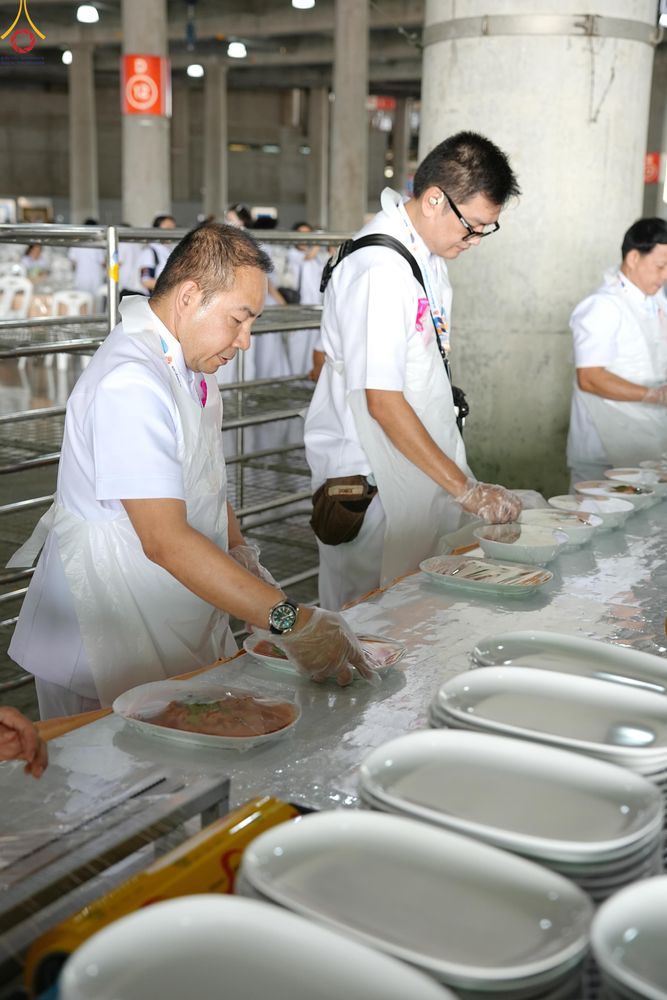 ภาพ No.325890:วันที่ 22 เมษายน พ.ศ.2569(วันคุ้มครองโลก) งานถวายมหาสังฆทาน 40,000 กว่าวัดทั่วประเทศ เจ้าหน้าที่ สาธุชน ร่วมใจจัดเตรียมภัตตาหารเพล (ชุด 2)