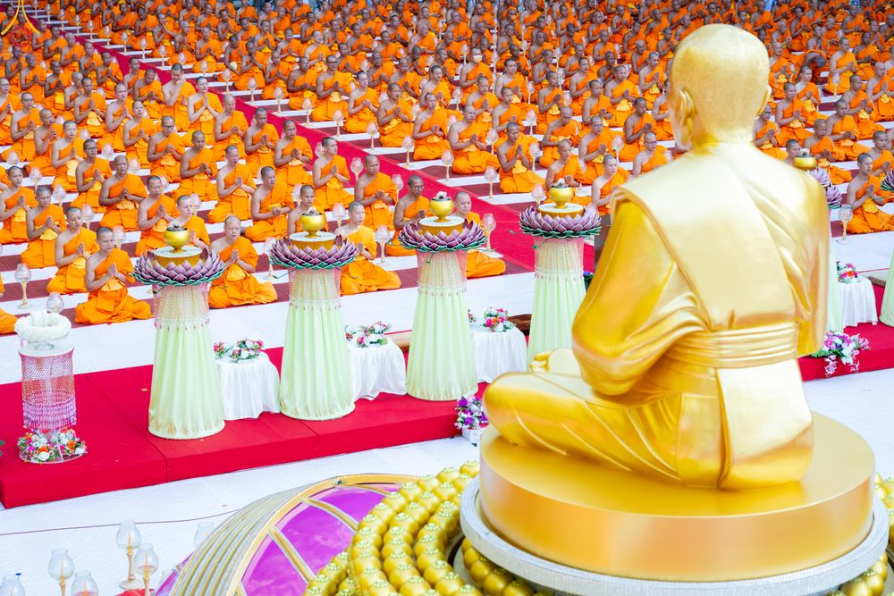 ภาพ No.290007:วันที่ 6 มกราคม พ.ศ. 2569 พิธีจุดประทีปถวายเป็นพุทธบูชา และบูชาธรรมมหาปูชนียาจารย์ (ภาพชุดที่ 2) ณ อนุสรณ์สถานมหาวิหารพระมงคลเทพมุนี (โลตัสแลนด์) อ.สองพี่น้อง จ.สุพรรณบุรี ในโครงการธรรมยาตรา กตัญญูบูชา มหาปูชนียาจารย์ พระมงคลเทพมุนี(สด จนฺทสโร) พระผู้ปรา