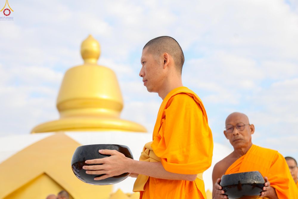 ภาพ No.302636:วันที่ 24 มกราคม พ.ศ. 2569 พิธีตักบาตรพระธรรมยาตรา(ภาพชุดที่ 2) ณ อนุสรณ์สถานลำดับที่ 5 สถานที่เผยแผ่วิชชาธรรมกายครั้งแรก อนุสรณ์สถานบางปลา วัดบางปลา อำเภอบางเลน จังหวัดนครปฐม ในโครงการธรรมยาตรา กตัญญูบูชา มหาปูชนียาจารย์ พระมงคลเทพมุนี(สด จนฺทสโร) พระผู