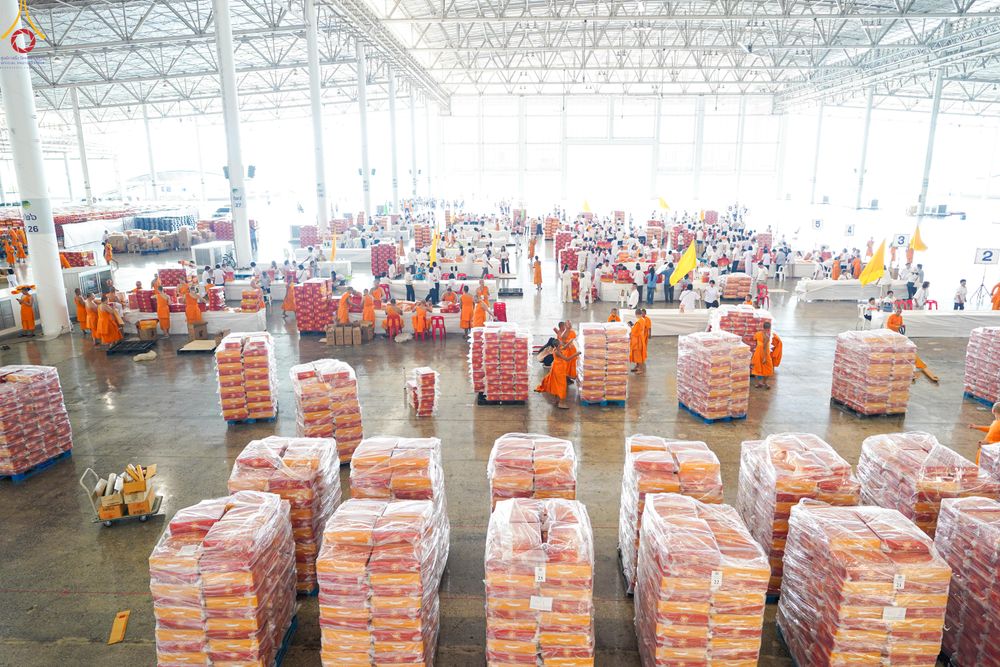 ภาพ No.321174:วันที่ 10-11 เมษายน พ.ศ.2569 การเตรียมกล่องไทยธรรม และการติดผ้ารับประเคน เพื่องานถวายมหาสังฆทาน 40,000 กว่าวัดทั่วประเทศ วันคุ้มครองโลก 22 เมษายน พ.ศ.2569 วัดพระธรรมกาย