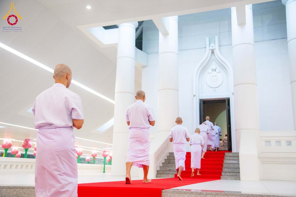 ภาพ No.298110:วันเสาร์ที่ 17 มกราคม พ.ศ. 2569 พิธีบรรพชาอุปสมบท โครงการอุปสมบทหมู่ บูชาธรรมครบ 117 ปี คุณยายอาจารย์มหารัตนอุบาสิกาจันทร์ ขนนกยูง  ณ อุโบสถพระไตรปิฎก วัดพระธรรมกาย