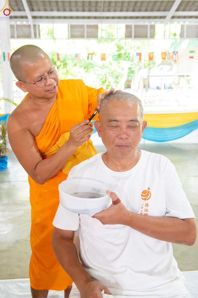 ภาพ No.338349:วันอาทิตย์ที่ 5 กรกฎาคม พศ.2569 พิธีตัดปอยผมธรรมทายาทนานาชาติ IDOP รุ่นที่ 21 จากประเทศจีน มาเลเซีย สิงคโปร์ และไต้หวัน ณ โถงช้าง วัดพระธรรมกาย