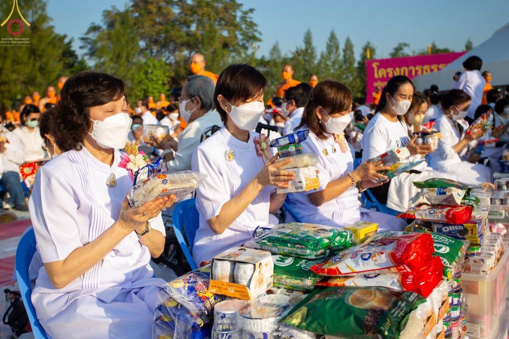 ภาพ No.70602:พิธีตักบาตรพระธรรมยาตราฯ ในโครงการธรรมยาตรากตัญญูบูชา มหาปูชนียาจารย์ พระมงคลเทพมุนี(สด จนฺทสโร) พระผู้ปราบมาร ปีที่ 11 ณ อนุสรณ์สถานลำดับที่ 2 สถานที่ตั้งมโนปณิธานบวชตลอดชีวิต อนุสรณ์สถานคลองบางนางแท่น อ.สามพราน จ.นครปฐม วันที่ 14 มกราคม พ.ศ. 2566