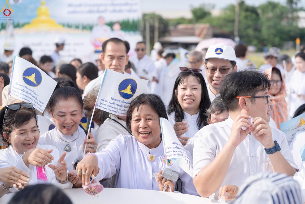 ภาพ No.331451:วันที่ 31 พฤษภาคม พ.ศ.2569 พิธีทอดผ้าป่าและตอกเสาเข็มมงคลต้นแรก องค์พระเจดีย์เพื่อสร้างสันติภาพโลก  ณ ธุดงคสถานพัฒนานิคม จังหวัดลพบุรี