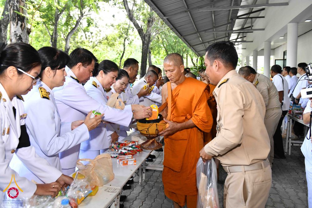 ภาพ No.344296:วันที่ 12 สิงหาคม พ.ศ. 2569  พสกนิกรชาวอำเภอคลองหลวง พร้อมใจร่วมพิธีสวดพระพุทธมนต์และทำบุญตักบาตรถวายพระราชกุศล เนื่องในวันคล้ายวันพระราชสมภพ สมเด็จพระบรมราชชนนีพันปีหลวง และวันแม่แห่งชาติ 12 สิงหาคม 2569