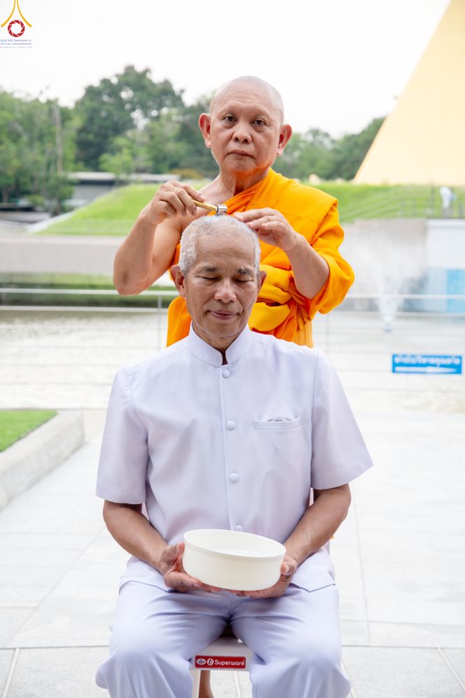 ภาพ No.330230:วันที่ 30 พฤษภาคม พ.ศ.2569 พิธีตัดปอยผมและปลงผม อุบาสกอุปสมบทอุทิศชีวิต 11 ท่าน ณ โบสถ์พระไตรปิฎก วัดพระธรรมกาย จังหวัดปทุมธานี