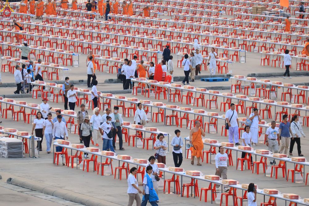 ภาพ No.323165:วันที่ 19 เมษายน พ.ศ.2569 การเรียงกล่องไทยธรรม , เตรียมงานจราจร เพื่องานถวายมหาสังฆทาน 40,000 กว่าวัดทั่วประเทศ วันคุ้มครองโลก 22 เมษายน พ.ศ.2569 วัดพระธรรมกาย
