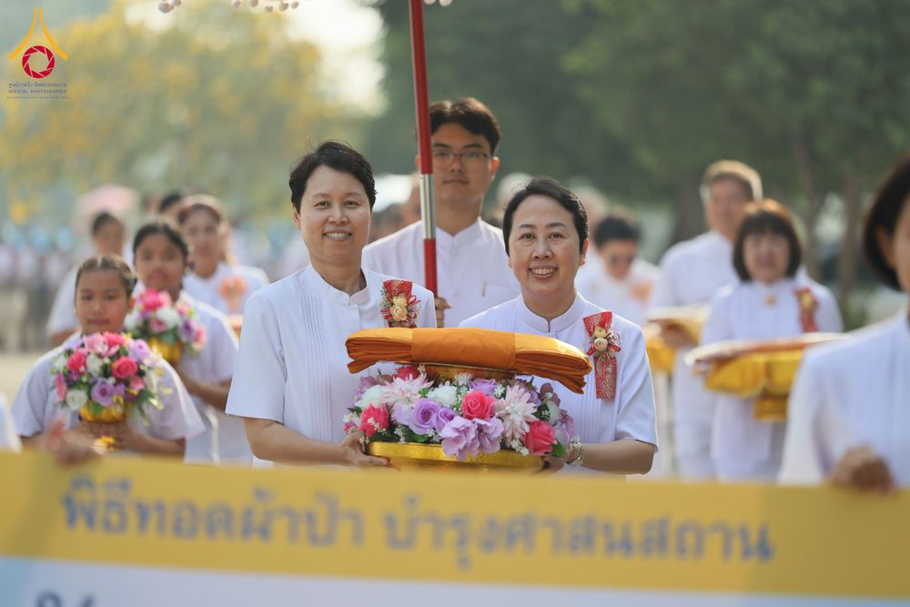 ภาพ No.300326:วันที่ 22 มกราคม พ.ศ. 2569 พิธีทอดผ้าป่าทำนุบำรุงศาสนสถาน ณ วัดรางกำหยาด ต.บางภาษี อ.บางเลน จ.นครปฐม ในโครงการธรรมยาตรา กตัญญูบูชา มหาปูชนียาจารย์ พระมงคลเทพมุนี(สด จนฺทสโร) พระผู้ปราบมาร อนุสรณ์สถาน 7 แห่ง ปีที่ 14