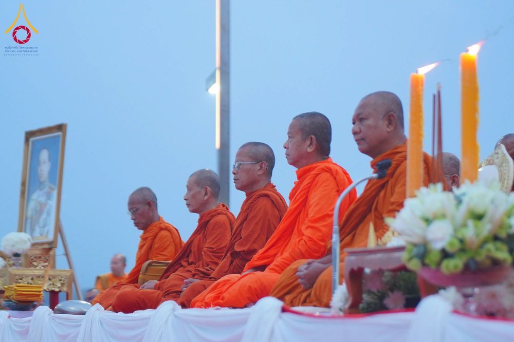 ภาพ No.284624:วันอาทิตย์ที่ 14 ธันวาคม พ.ศ.2568  พิธีทำบุญเมืองสุราษฎร์ธานี 110ปี และพิธีตักบาตรพระสงฆ์ 1,110 รูป  ณ บริเวณริมน้ำวัดกลาง (เก่า) ถนนบ้านดอน ตำบลตลาดใหม่ อำเภอเมือง จังหวัดสุราษฎร์ธานี